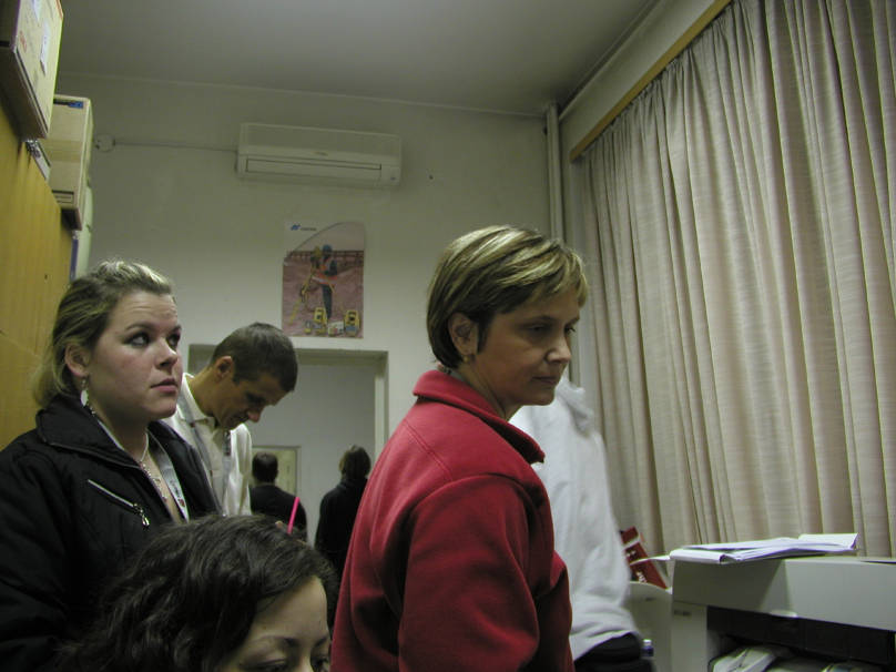 Damira: Slusaj sve sto smo se dogovorili ide... kad Lovrec ugasi svitla bizimo..